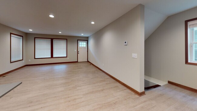 Building Photo - 806 12th Ave SE