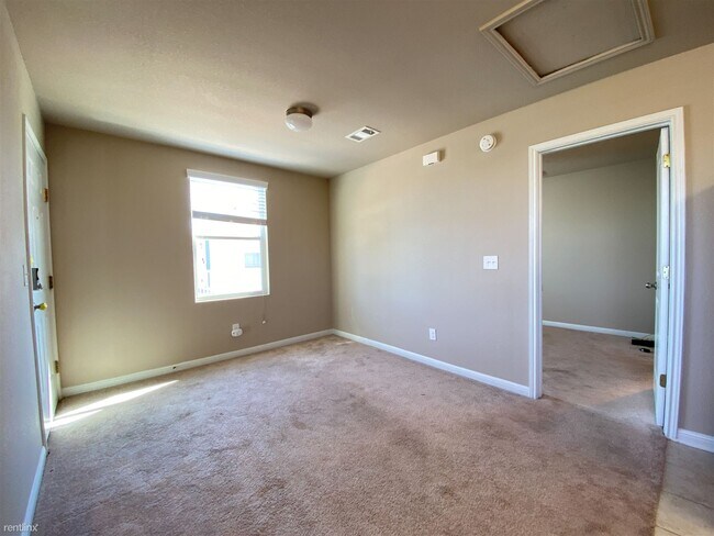Building Photo - 1 br, 1 bath Townhome - 336 Perry St Garag...