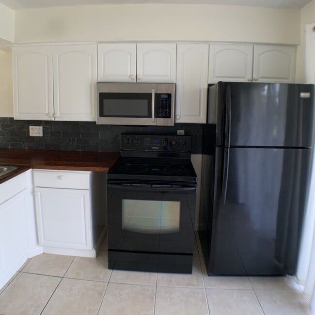 Building Photo - Charming 2 BEDROOM 1 BATHROOM Condo in Orl...