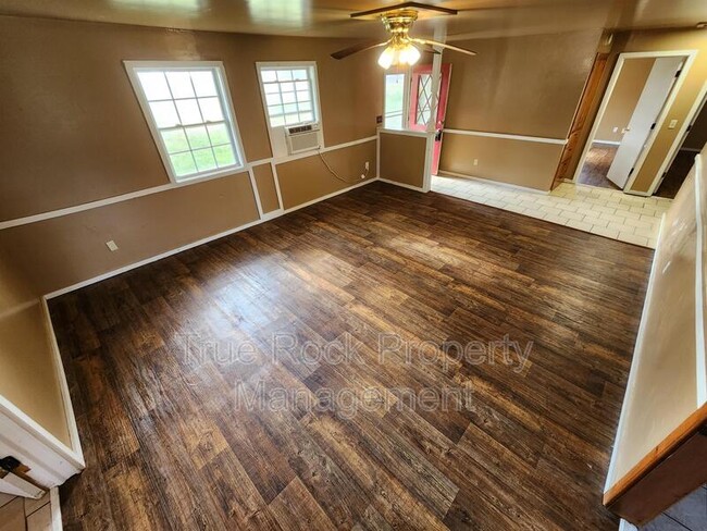 Building Photo - 410 N Division St