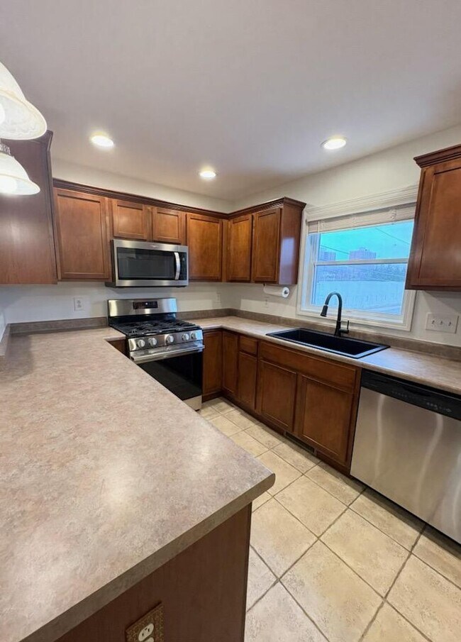 Foto del edificio - Updated Townhouse near Downtown Bloomington!