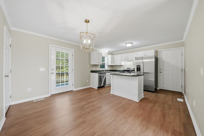 Foto del edificio - Updated One-Story Home in Prime Conover Location