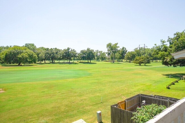 Building Photo - Townhome on the Golf Course!