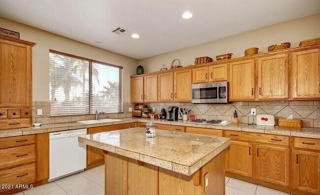 Building Photo - 2021 E Desert Inn Dr