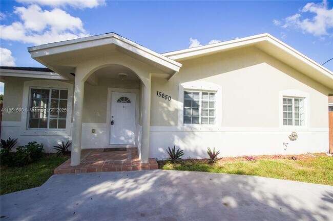 Foto del edificio - 15650 NW 39th Ct