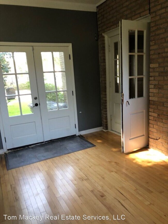 Building Photo - 4 br, 2.5 bath House - 267 E. Chimes St.