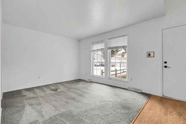 Building Photo - $1,995.00, 3 bed, 1.5 bath, located in Aur...