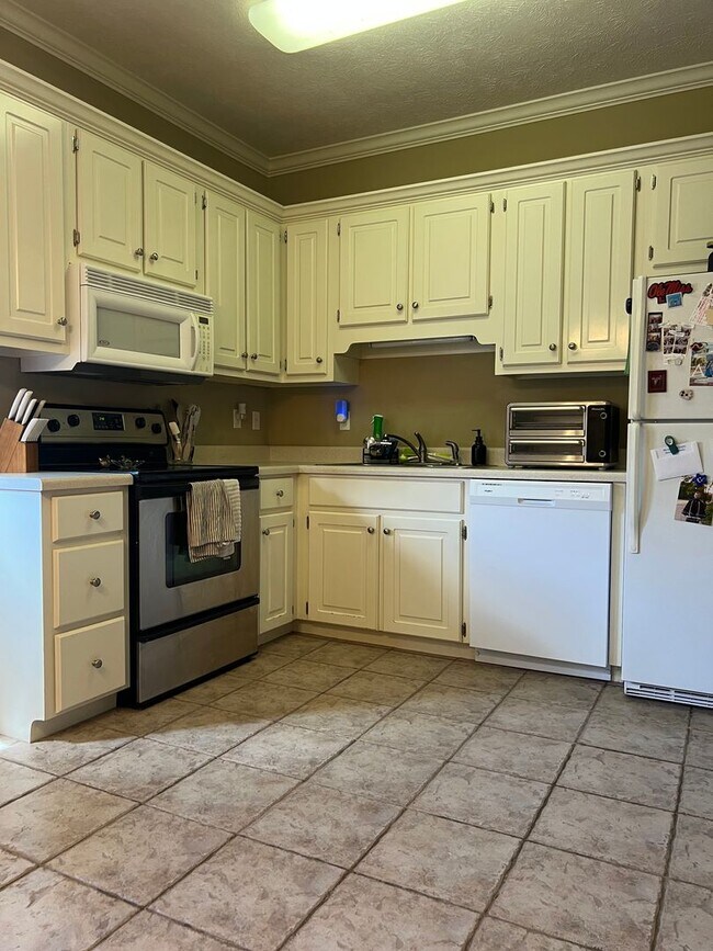 Building Photo - 2109 Harris Dr
