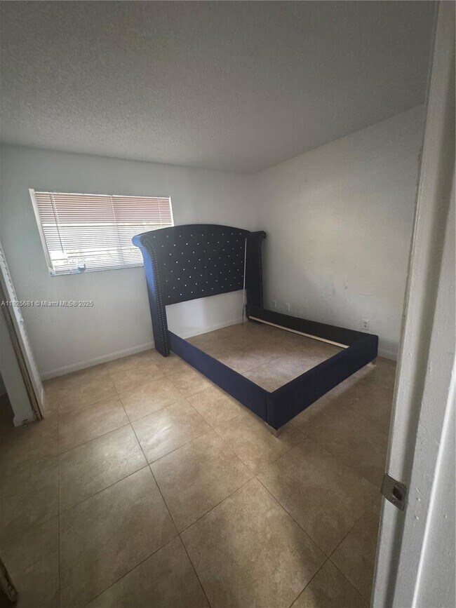 Foto del edificio - 3453 NW 44th St