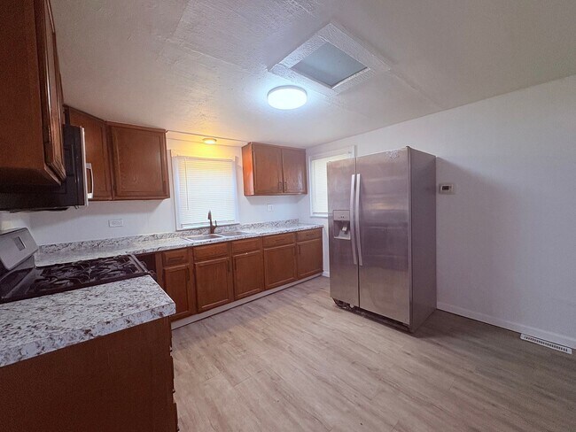 Building Photo - "Cozy 3 Bedroom Single-Family