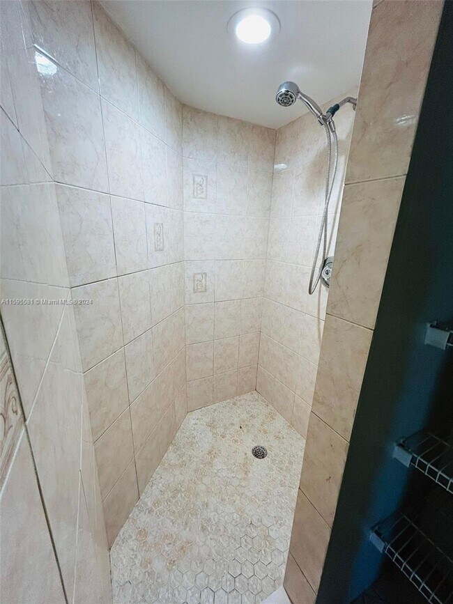 103 Weybridge Cir, Royal Palm Beach, FL 33411 Townhome Rentals in