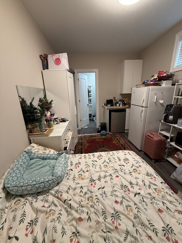 Building Photo - Basement Bachelors Rental