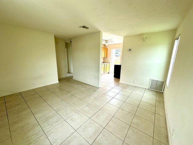 Building Photo - 1374 9th Ct