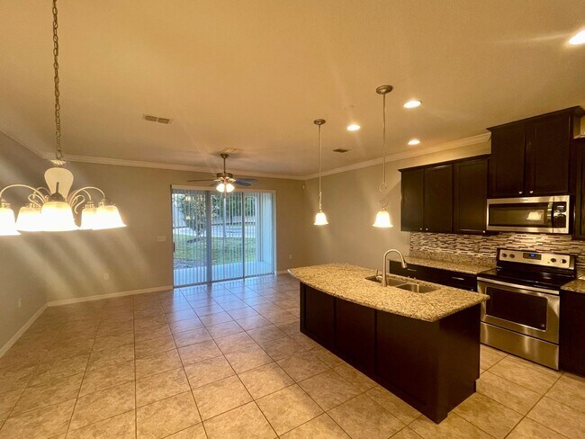 Building Photo - 3 Bedroom, 2.5 Bath Town Home In Gated Mit...
