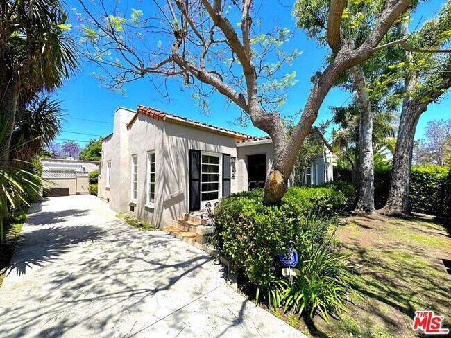 Foto del edificio - 9019 Rosewood Ave