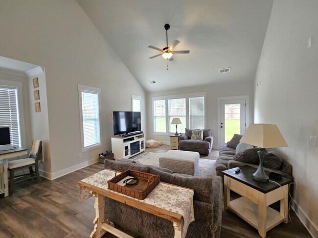 Building Photo - 301 Albemarle Ln