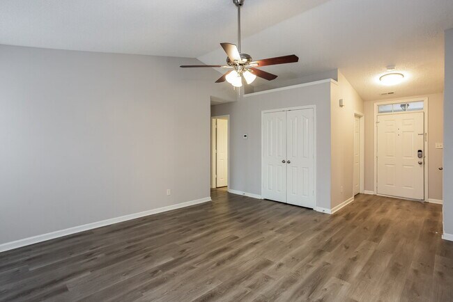 Foto del edificio - 1003 Salmon River Dr