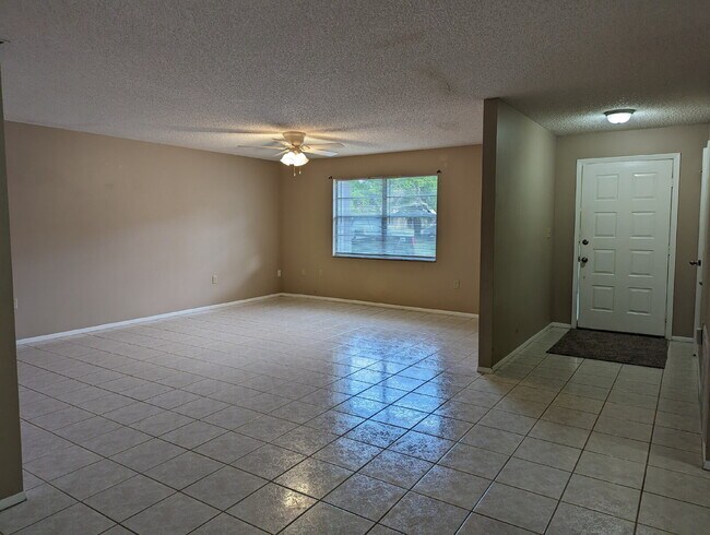 Foto del edificio - 3 Bedroom Home in Quiet Rockledge Suburb