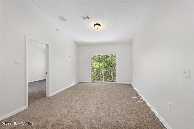Foto del edificio - 7920 Merrill Rd