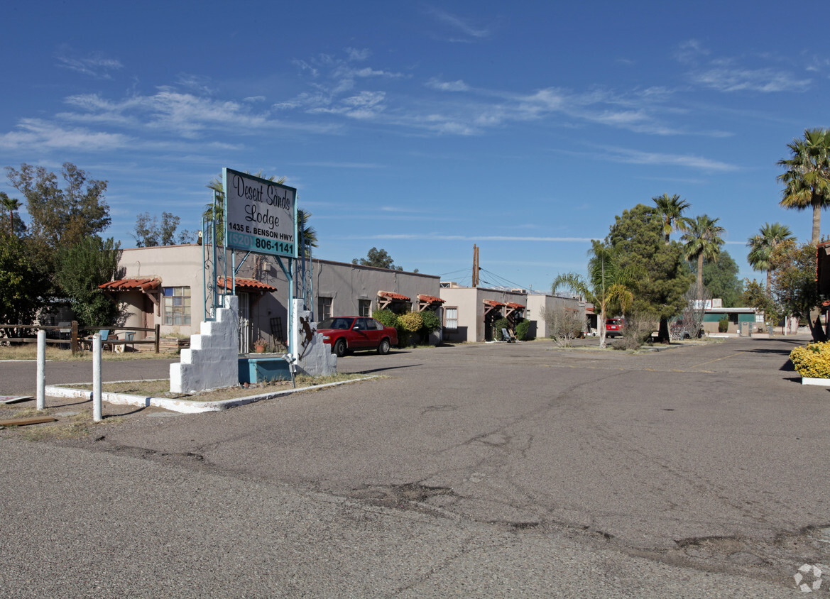 Foto principal - PM354 - 1435 East Benson Highway