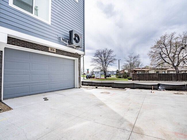 Building Photo - 3 Bedroom Townhome in Aurora