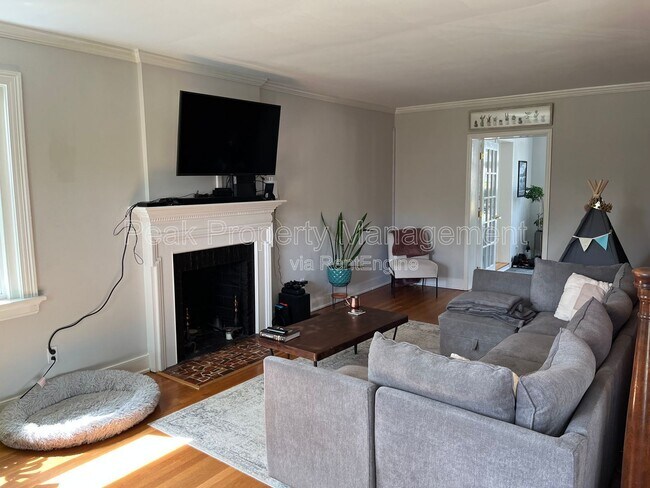 Foto del edificio - 3514 Montrose Ave