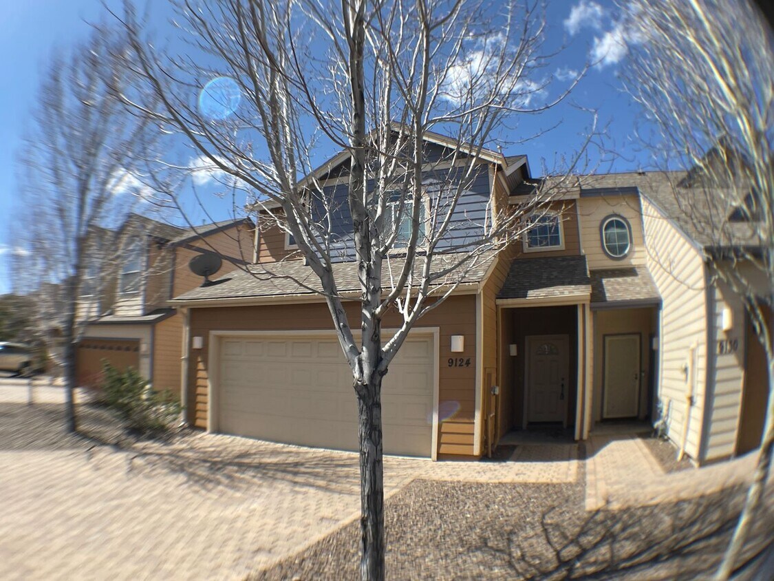 Foto principal - COMING SOON! Spacious 3-bedroom Townhouse ...