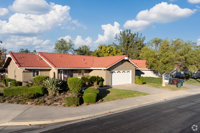 Fotografía del edificio - Westmont Village Homes