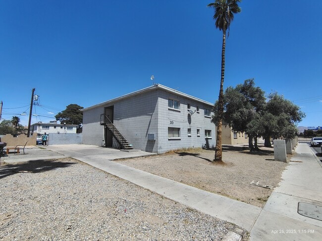 Building Photo - 2929 Elm Ave