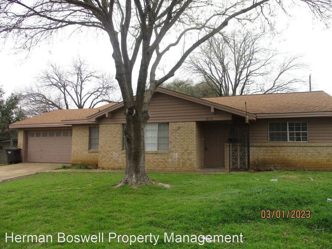Primary Photo - 3 br, 2 bath House - 212 Hallbrook Dr