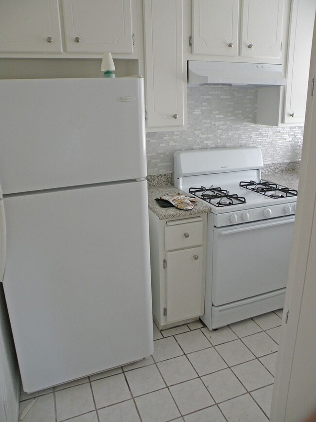 Building Photo - PROMOTION! $500 gift card upon lease signing & move-in.