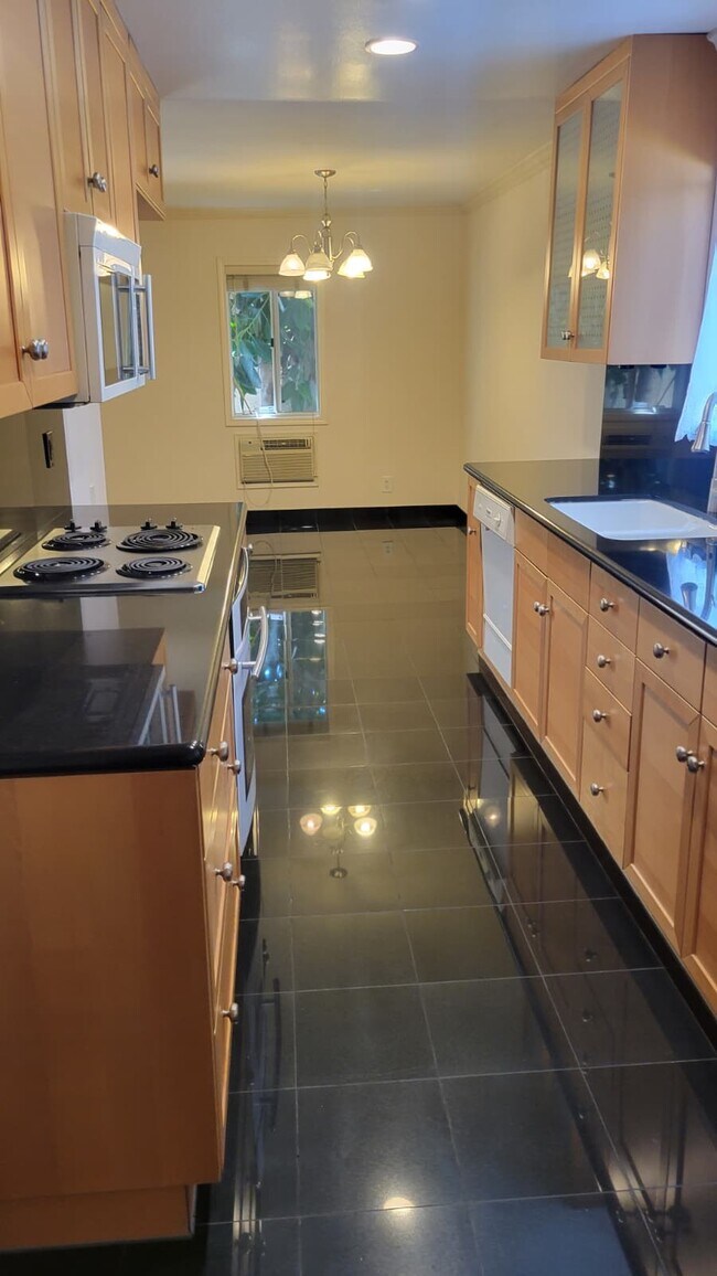 Foto del edificio - 4521 Colbath Ave