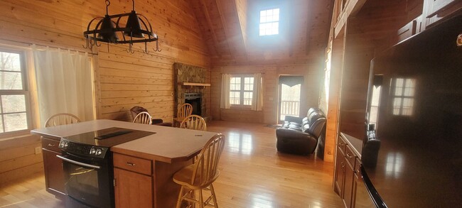 Building Photo - 2 bedroom 1 bath fully furnished log cabin...