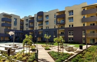 Building Photo - 200 E 10th St