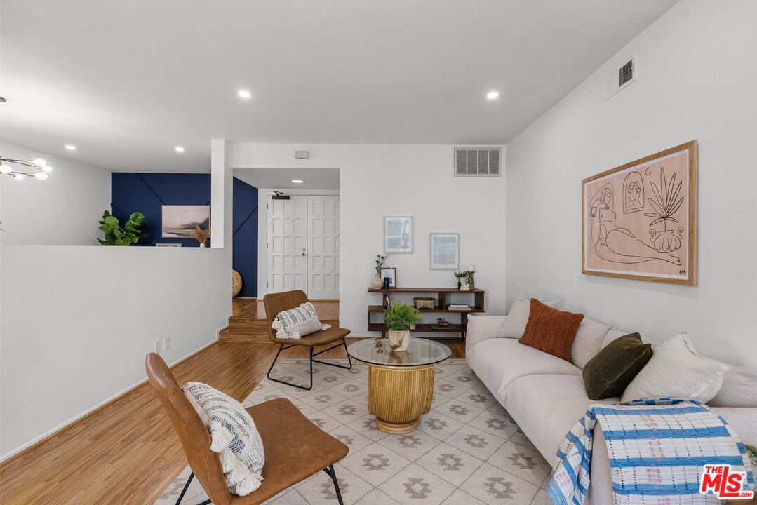 Foto principal - 14144 Dickens St