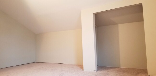 Building Photo - Cozy 3Br 1 Bath Covered Porch and nice Yard