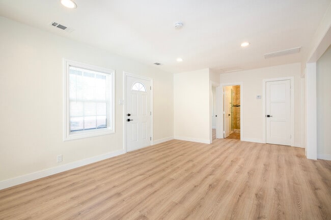 Building Photo - 7912 Vineland Ave