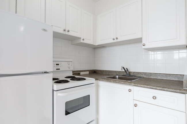 Building Photo - Hollyburn Court