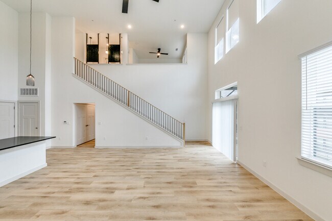 Foto del edificio - Burnett Lofts at Bishop Ridge