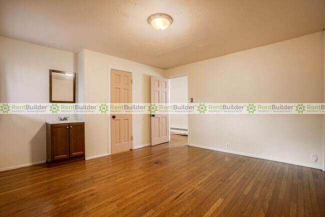 Building Photo - 1301 Alvarado Dr NE