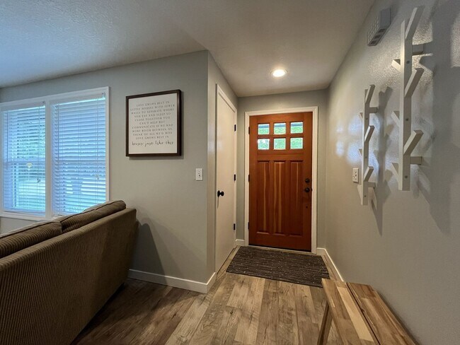 Foto del edificio - Charming Home Near Nike Campus with Vaulted Ceilings & Updated Kitchen