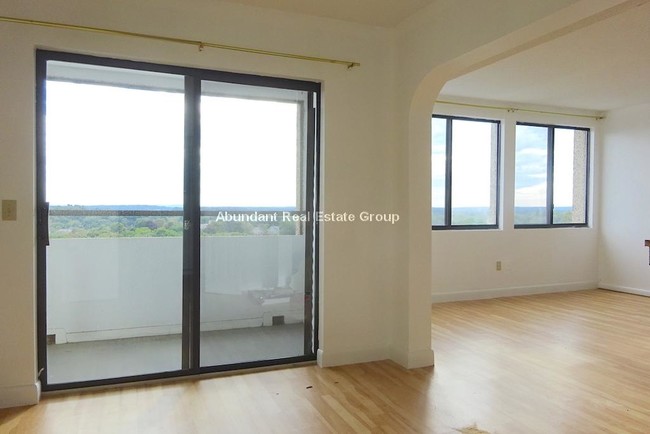 Foto del edificio - 250 Hammond Pond Pky