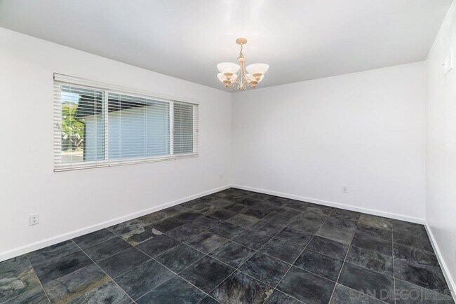Foto del edificio - 8686 Cliffridge Ave