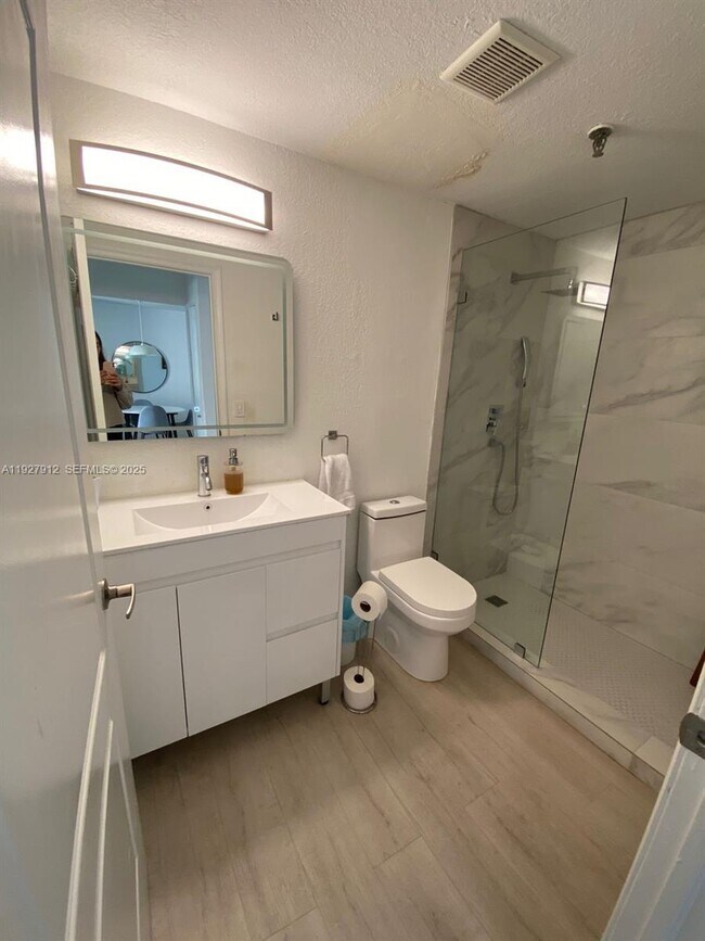 Foto del edificio - 677 NE 24th St