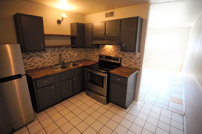 Foto del edificio - 2 Bed 1 Bath Duplex - Remodeled!