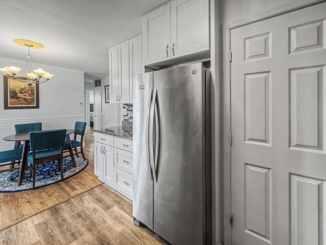 Foto del edificio - Furnished 4BD 2BA Home with Two kitchens, Basement, and Garage!