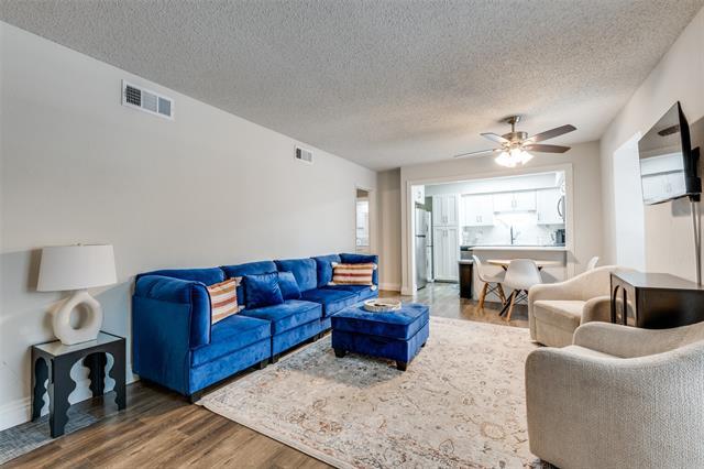 Foto del edificio - 5214 Fleetwood Oaks Ave