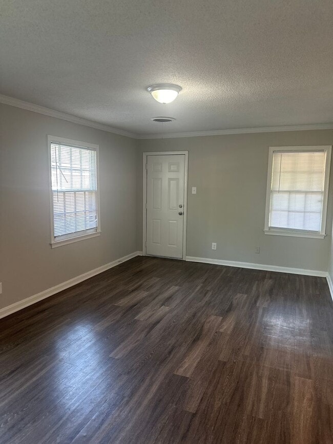 Building Photo - 1240 Robin Hood Ln