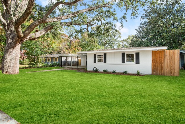 Building Photo - 213 S Fairfax Dr