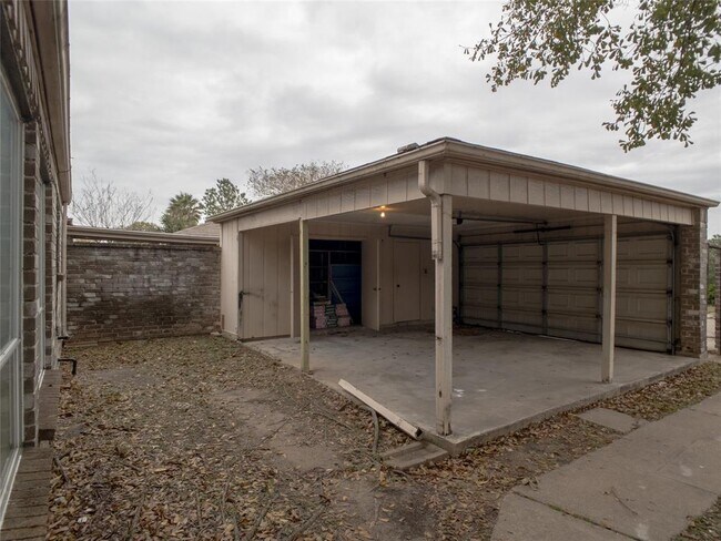 Building Photo - 9418 Riverside Lodge Dr